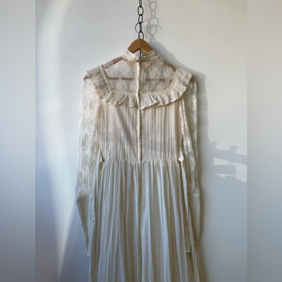 penelope cream dress, looks very much like a gunne saxs style dress - Picture 6 of 12